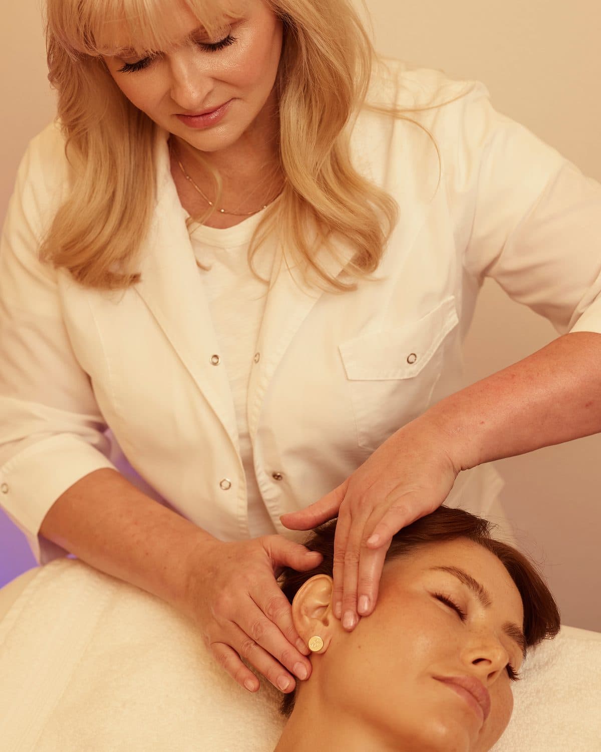 Zhanna Graeff drawing the lymphatic pathways down the neck