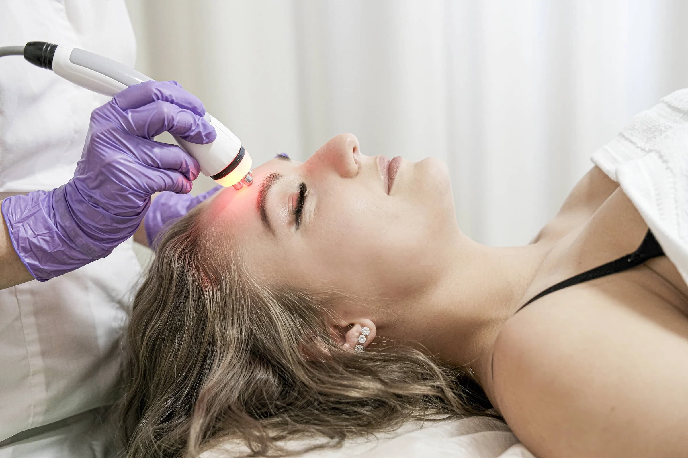 Radio-frequency face and neck lifting at Vera Pelle